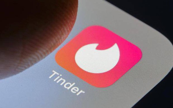 Tinder lao đầu xuống đất vì tính năng hẹn hò của Facebook