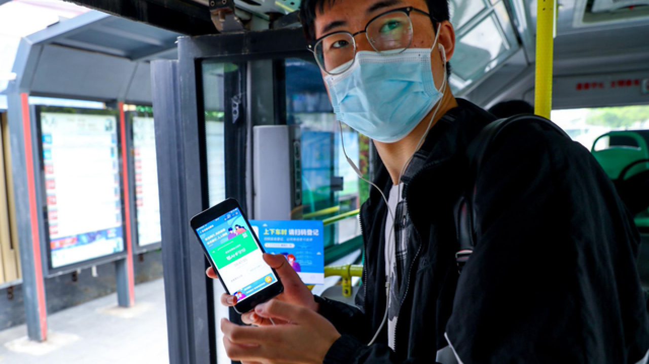 Công nghệ đang bảo vệ các nhân viên tuyến đầu trong cuộc chiến chống COVID-19 như thế nào?