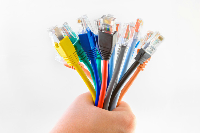 Cáp Ethernet kết nối các thiết bị mạng với các bộ định tuyến hoặc modem phù hợp