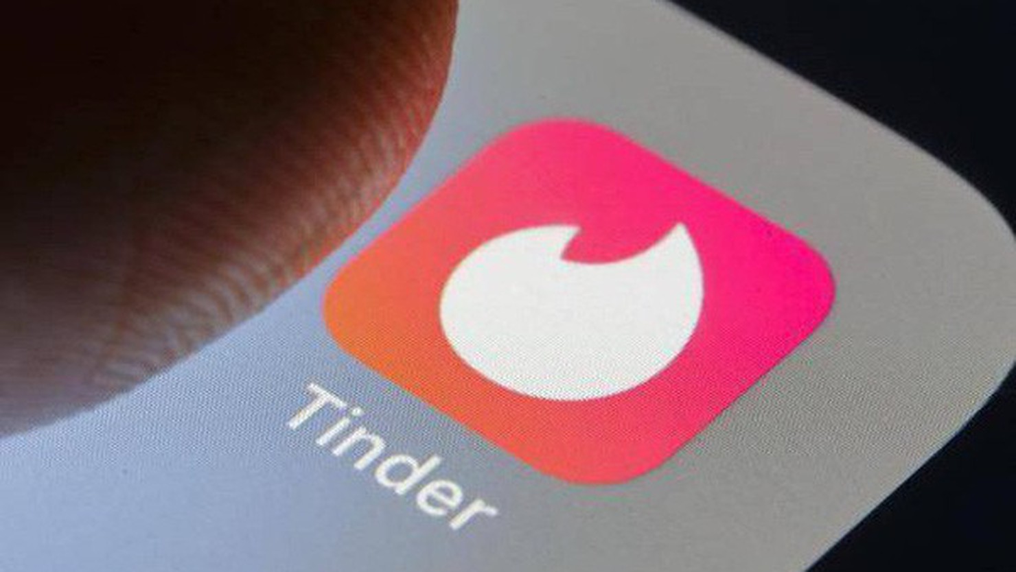 Tinder lao đầu xuống đất vì tính năng hẹn hò của Facebook