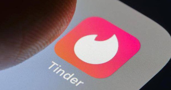 Tinder lao đầu xuống đất vì tính năng hẹn hò của Facebook