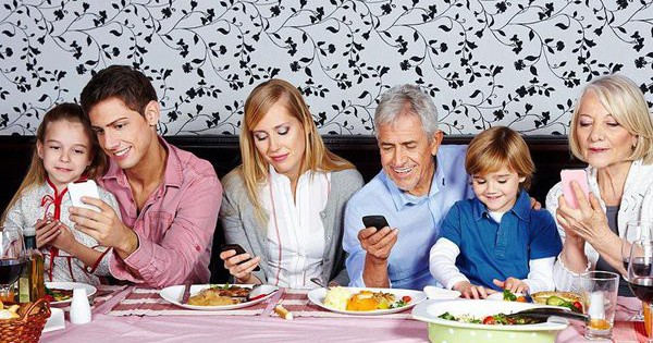 Đừng để phương tiện truyền thông xã hội hủy hoại gia đình của bạn